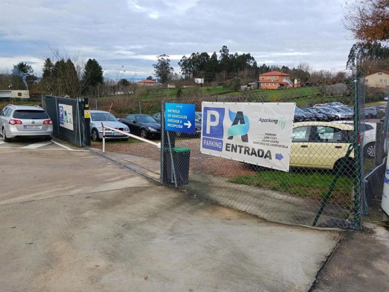 Panorámica del aparcamiento aeropuerto Santiago, plazas siempre disponibles